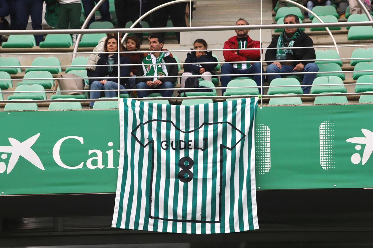 Unos aficionados recuerdan a Dragisa Gudelj en la grada de El Arcángel.La formación titular del Córdoba CF ante el Intercity, ayer.