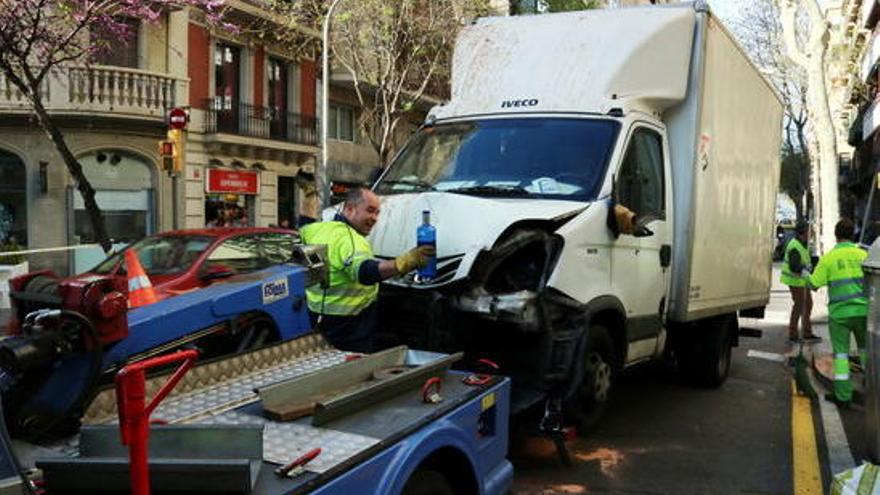 El camió que ha provocat l&#039;accident a Barcelona.