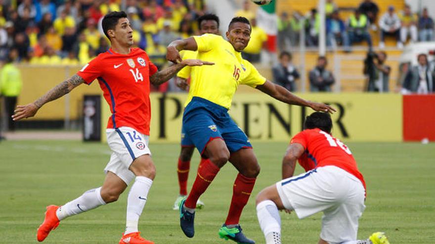 El &quot;Tucu&quot; Hernández, en el partido contra Ecuador. // EFE