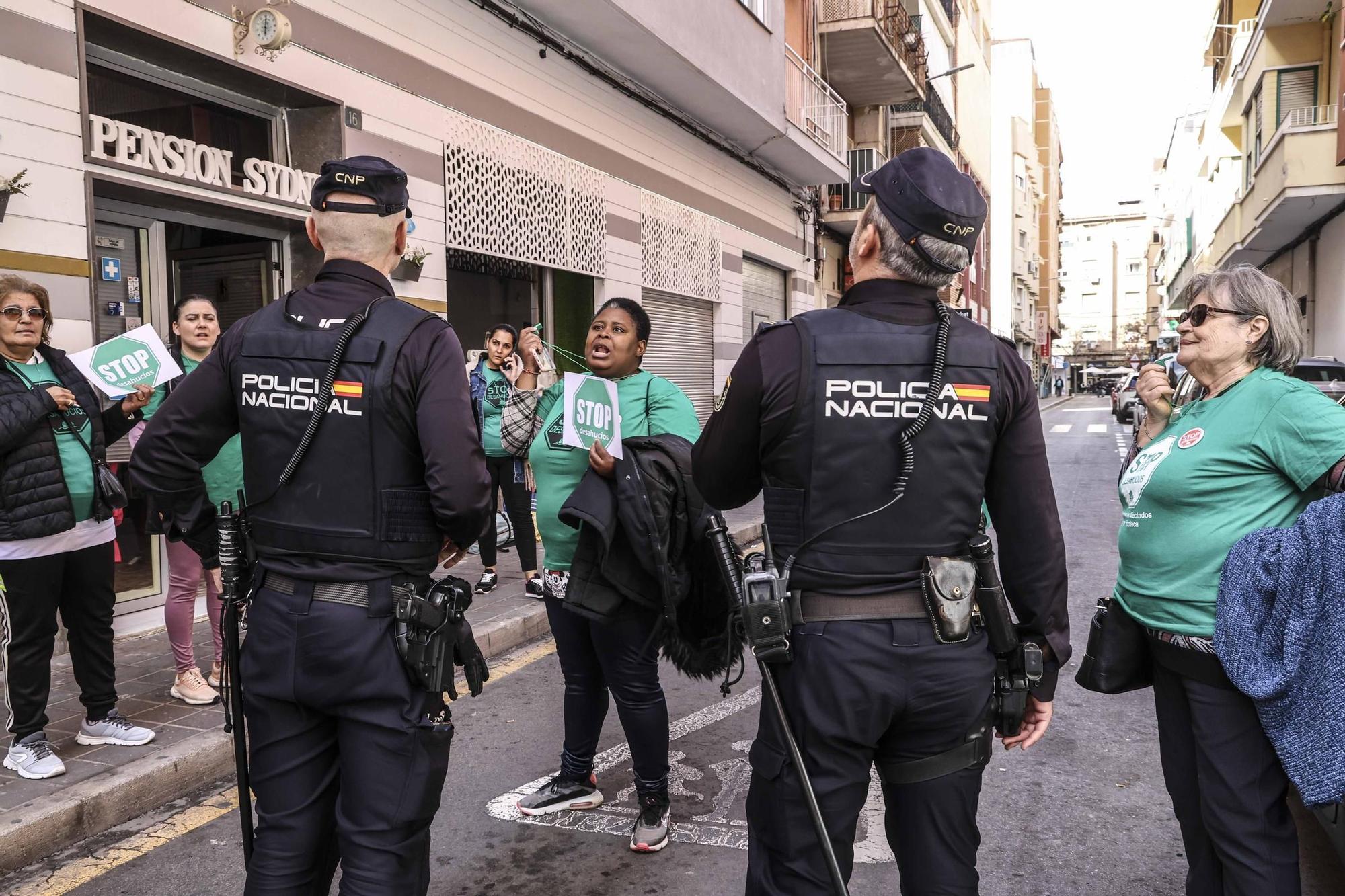 La familia desahuciada con dos menores seguirá, por el momento, en el hostal cedido por el gobierno municipal.