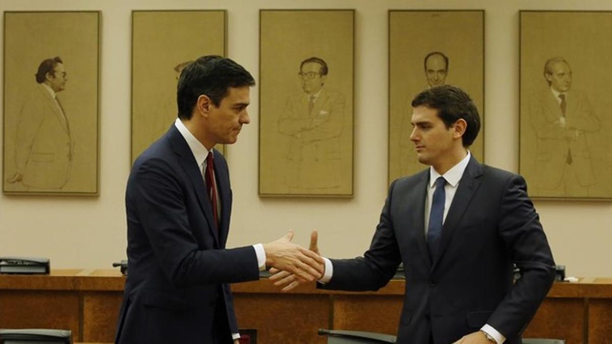 Sánchez y Rivera, tras la firma de su acuerdo de gobierno, el pasado miércoles en el Congreso.
