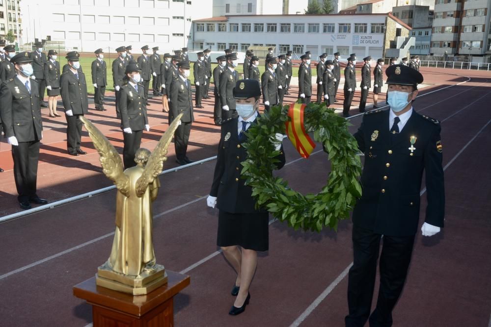 Los nuevos agentes de la Policía Nacional juran la bandera