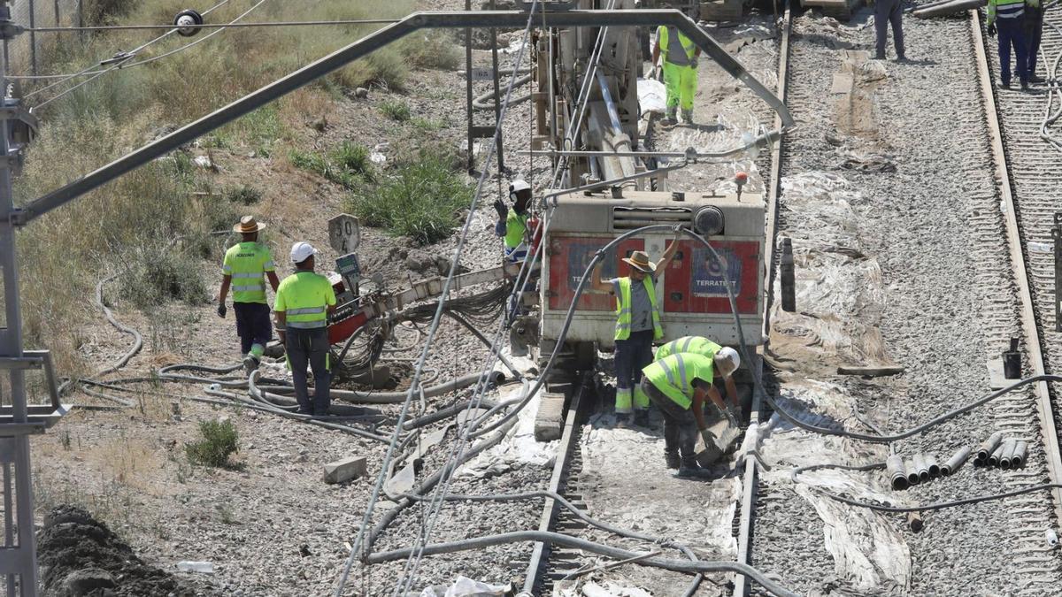 Un centenar de operarios trabajan en un tramo de casi 9 kilómetros. | ÁNGEL DE CASTRO