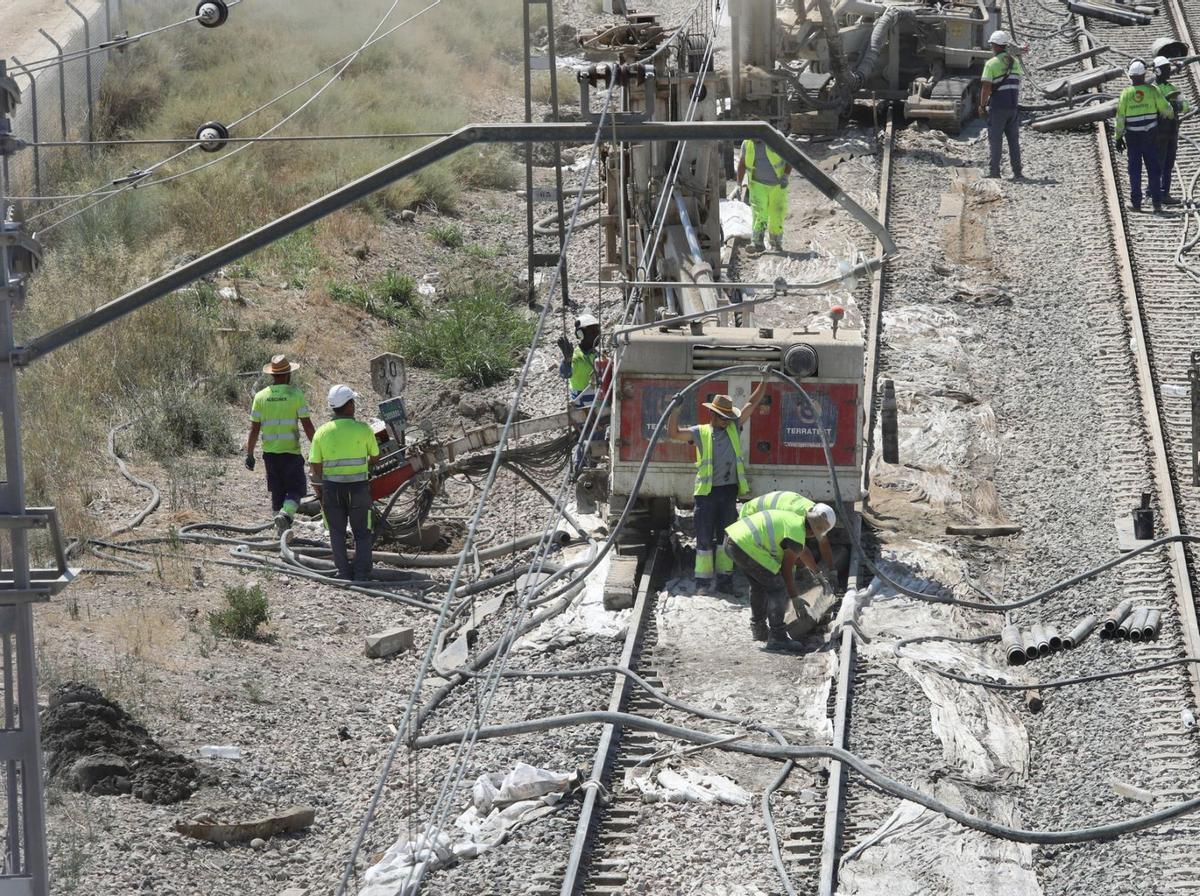 Un centenar de operarios trabajan en un tramo de casi 9 kilómetros. | ÁNGEL DE CASTRO