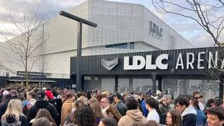 Fans catalanes hablan de sus expectativas antes de entrar al primer concierto de Rosalía en Lyon, el 16 de marzo de 2026.