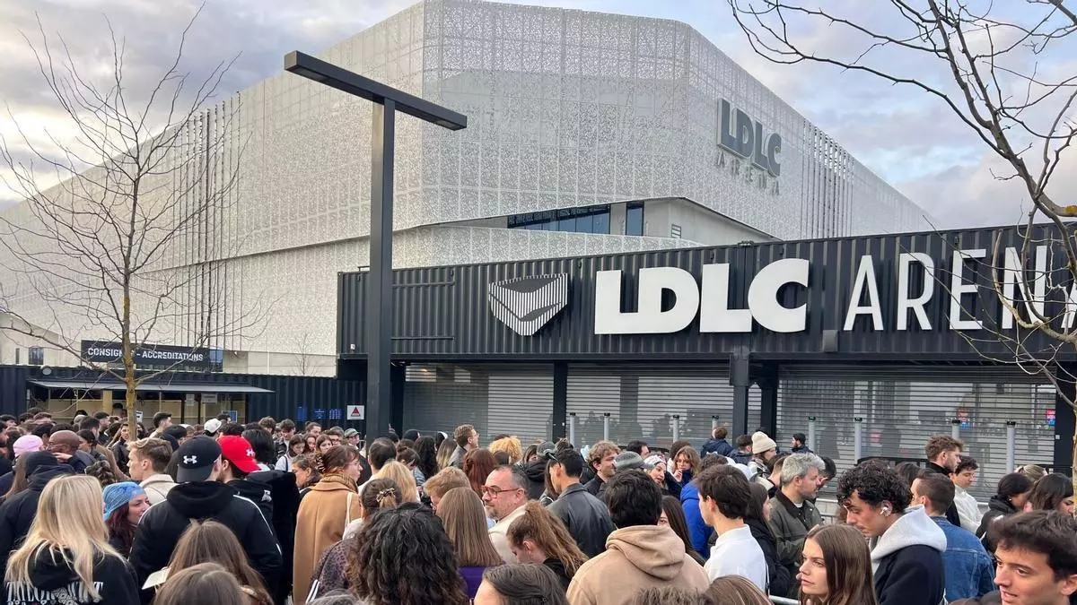 Fans catalanes hablan de sus expectativas antes de entrar al primer concierto de Rosalía en Lyon, el 16 de marzo de 2026.
