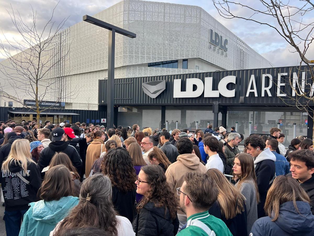 Fans de la Rosalía fan cua a LDLC Arena de Lió abans del concert d'inici de la gira 'Lux' Fans de la Rosalía fan cua a LDLC Arena de Lió abans del concert d'inici de la gira 'Lux'
