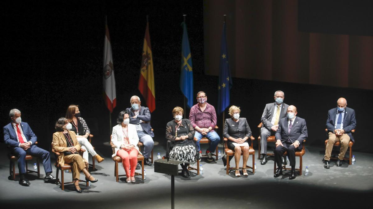 Entrega de honores y distinciones de Gijón en el teatro Jovellanos