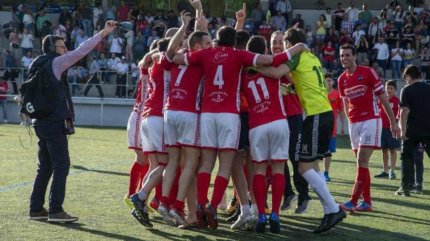 Los jugadores rojillos celebran su ascenso sobre el campo.