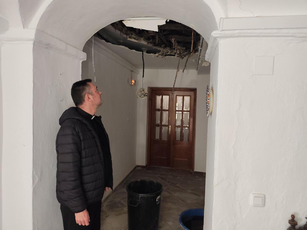 Fernando Martín muestra algunos de los graves deterioros que sufre la parroquia de la Sagrada Familia de Lucena.