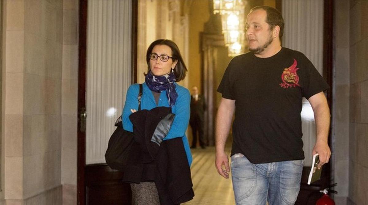 David Fernàndez, con una camiseta con el lema ’Som les nétes de les bruixes que no vau poder cremar’, acompaña a Mireia Pujol en la comisión de investigació del Parlament, el 9 de marzo.