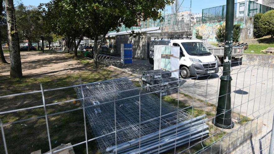 Las piscinas, ya valladas y en plena mudanza