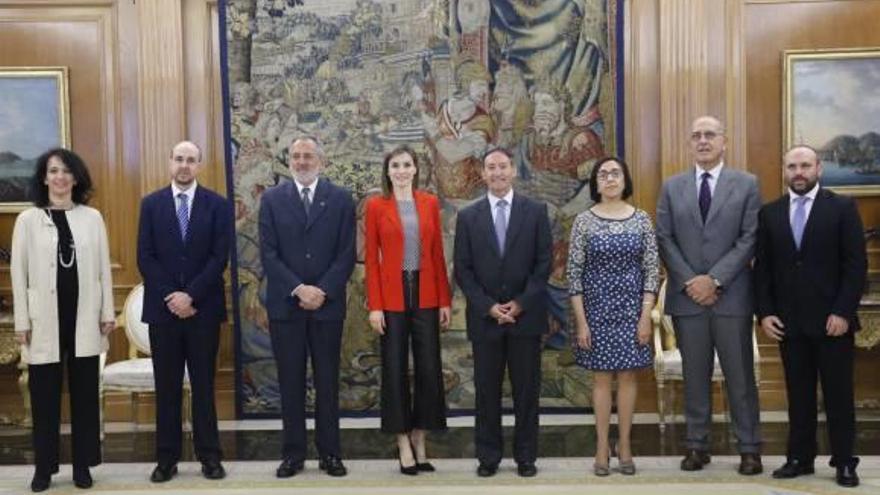 La junta directiva de la Asociación Proyecto Hombre de Alicante con la reina Letizia.