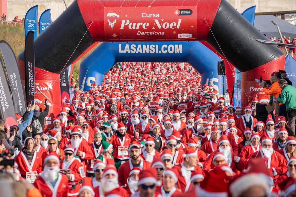 Cientos de Santa Claus corren por Barcelona en la primera Cursa del Pare Noel Cientos de Santa Claus corren por Barcelona en la primera Cursa del Pare Noel