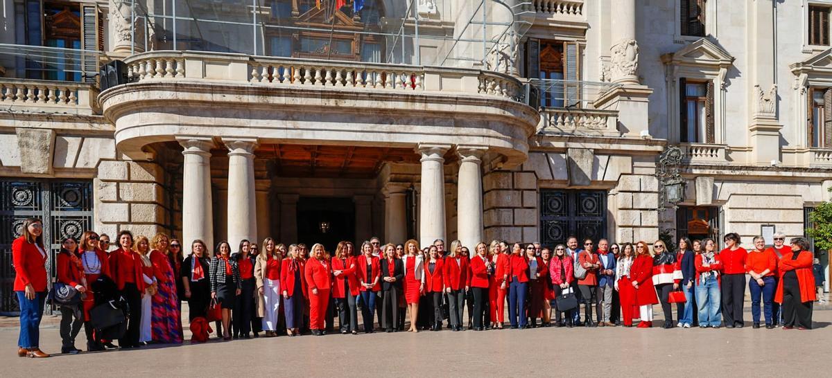 Asociadas de EVAP debajo del balcón del Ayuntamiento de València.