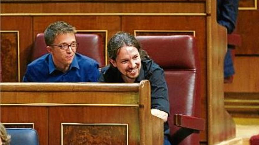 Pablo Iglesias i Errejón riuen durant el discurs d&#039;investidura de Mariano Rajoy al Congrés.