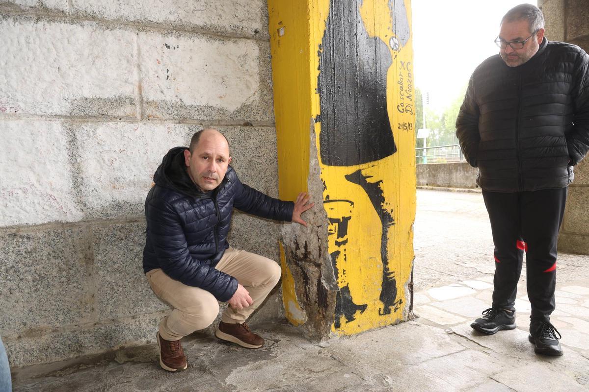 El presidente de la anpa muestra un pilar afectado por la corrosión, con los hierros de la armazón a la vista.