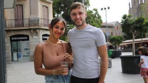 Los londinenses Lia Roman y Frank Brown, disfrutando de un paseo matutino por la plaza de la Catedral.