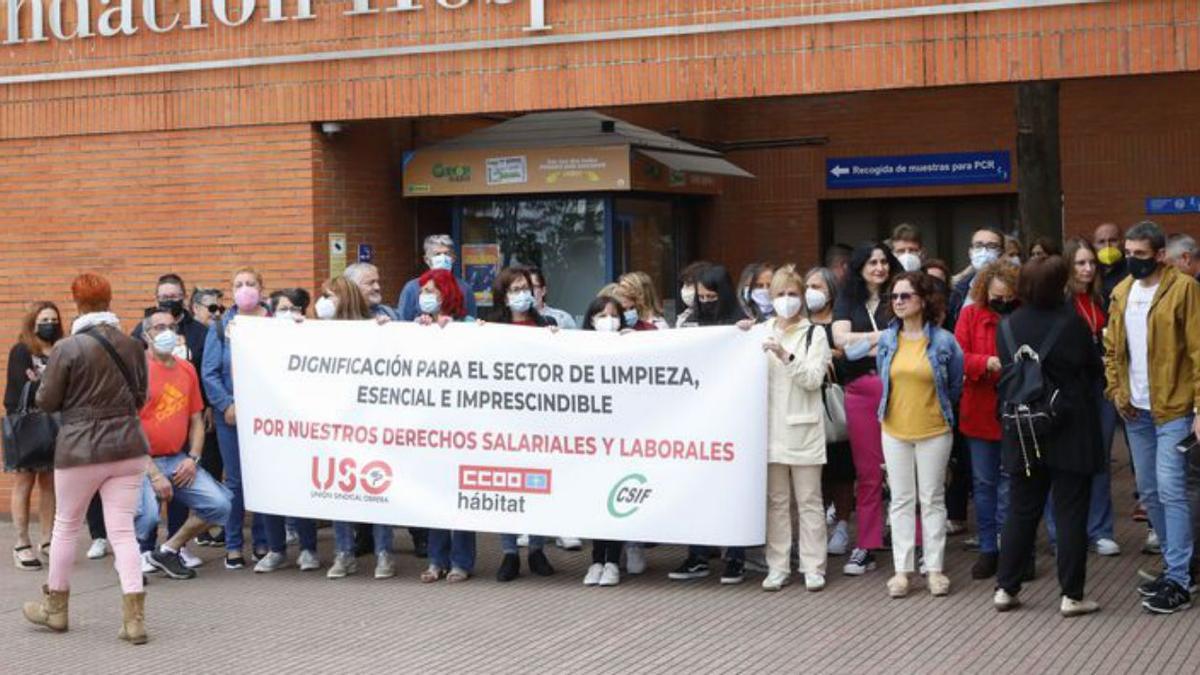 La protesta, a las puertas del Hospital de Jove, ayer.