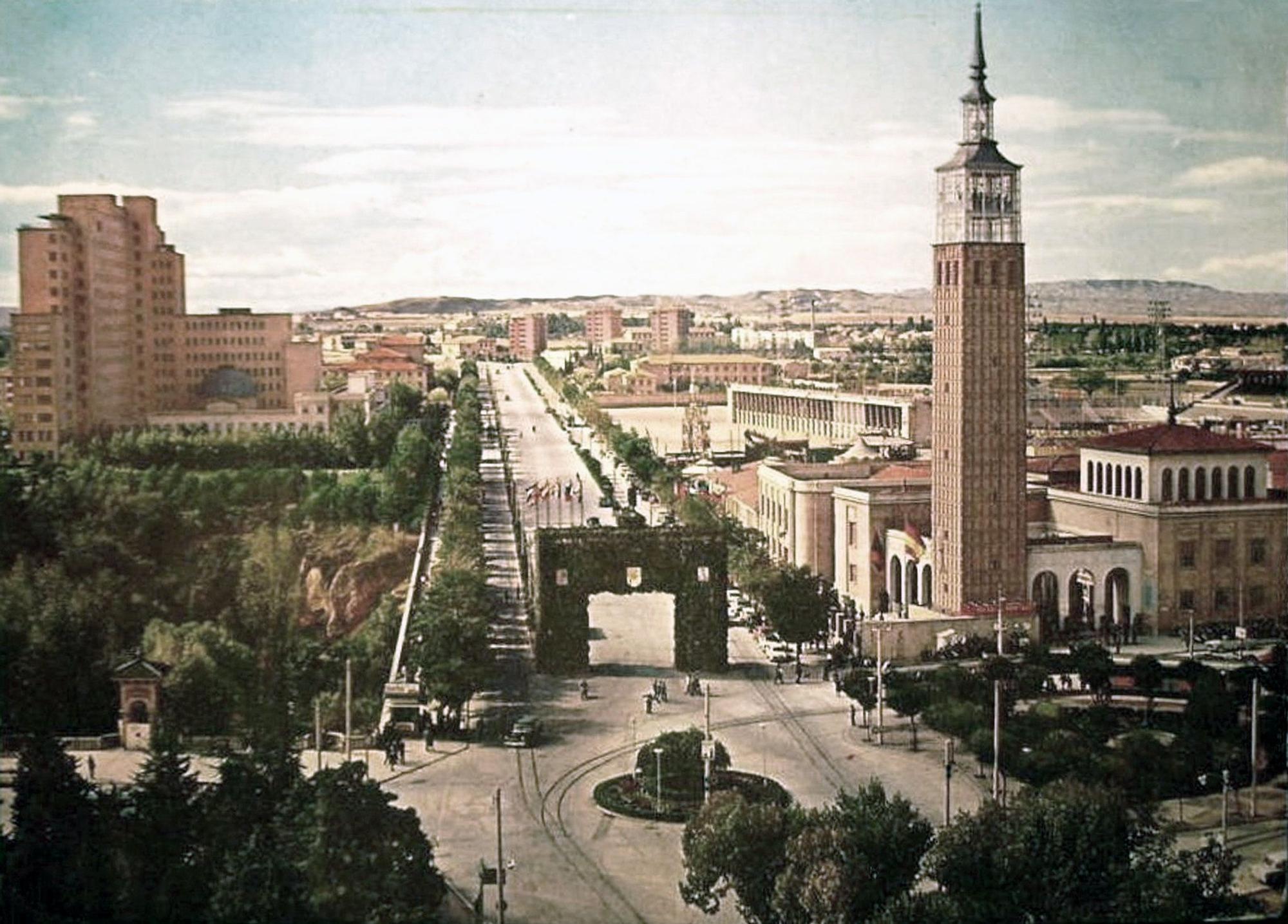1962. Feria de Muestras, a cuya vera fue instalado un Arco de triunfo conmemorativo del Da de la Hispanidad en 1962.jpg