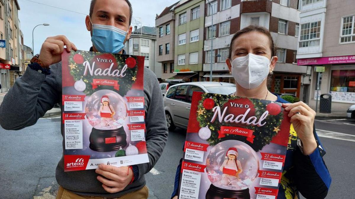 El gerente del Arteixo Centro Comercial Aberto, Emiliano Cossini, y la vicepresidenta, Encina González, con carteles de la programación.  | // L.O.