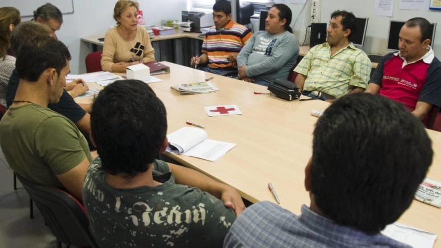 Reunión en uno de los talleres de integración que ofrece Cruz Roja en Murcia a las personas refugiadas.