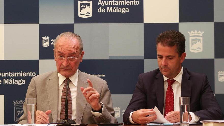 El alcalde, Francisco de la Torre, y el portavoz del PP, Carlos Conde.