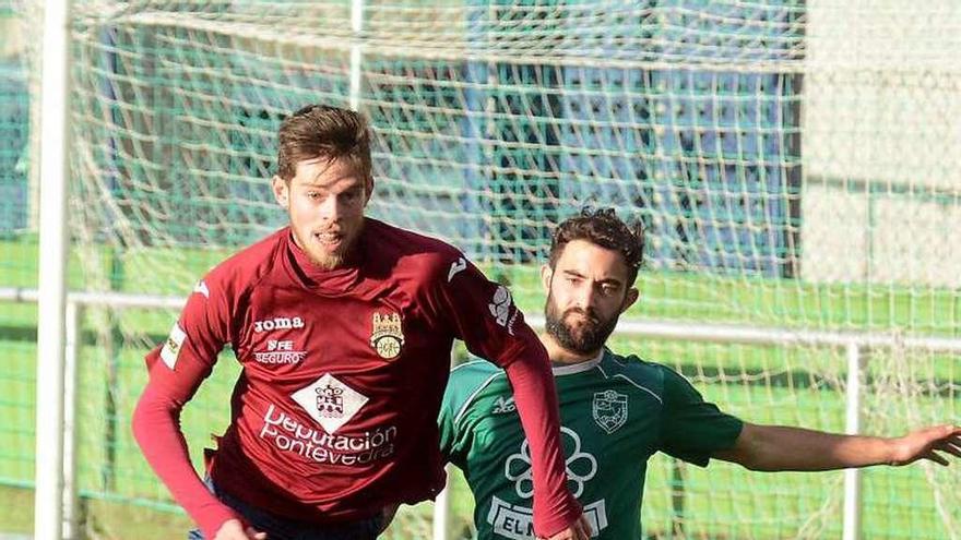 Un lance del derbi comarcal de ayer. // R.Vázquez