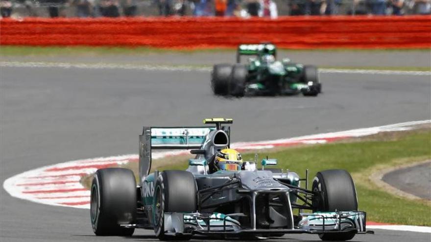 Hamilton emerge en casa con una &#039;pole&#039; y Alonso se hunde