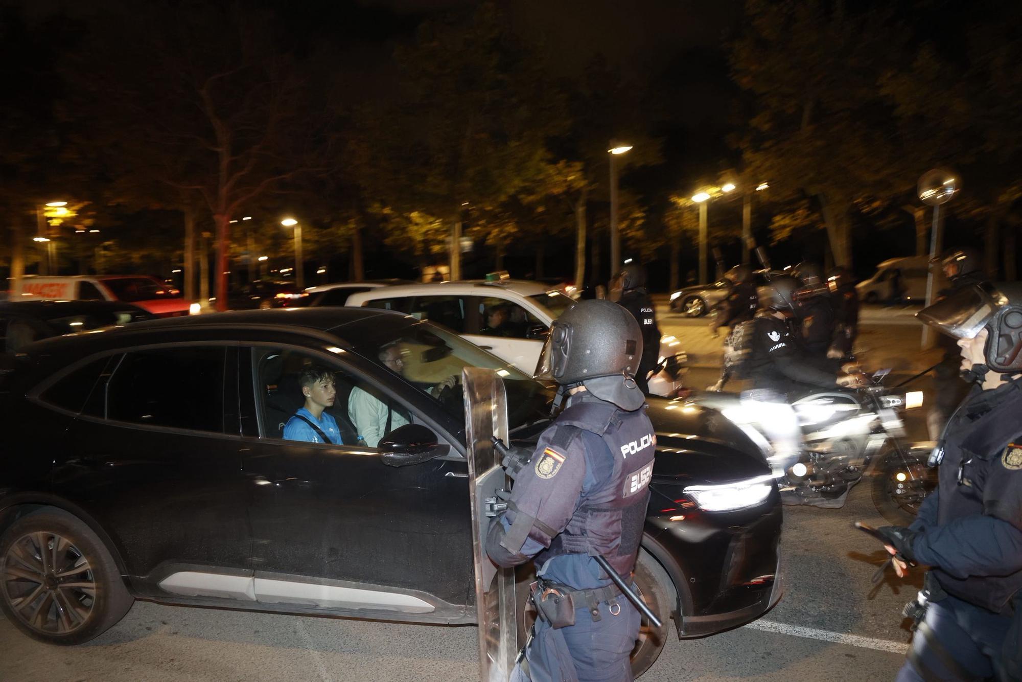 Enfrentamientos entre policía y manifestantes ante un Roig Arena blindado
