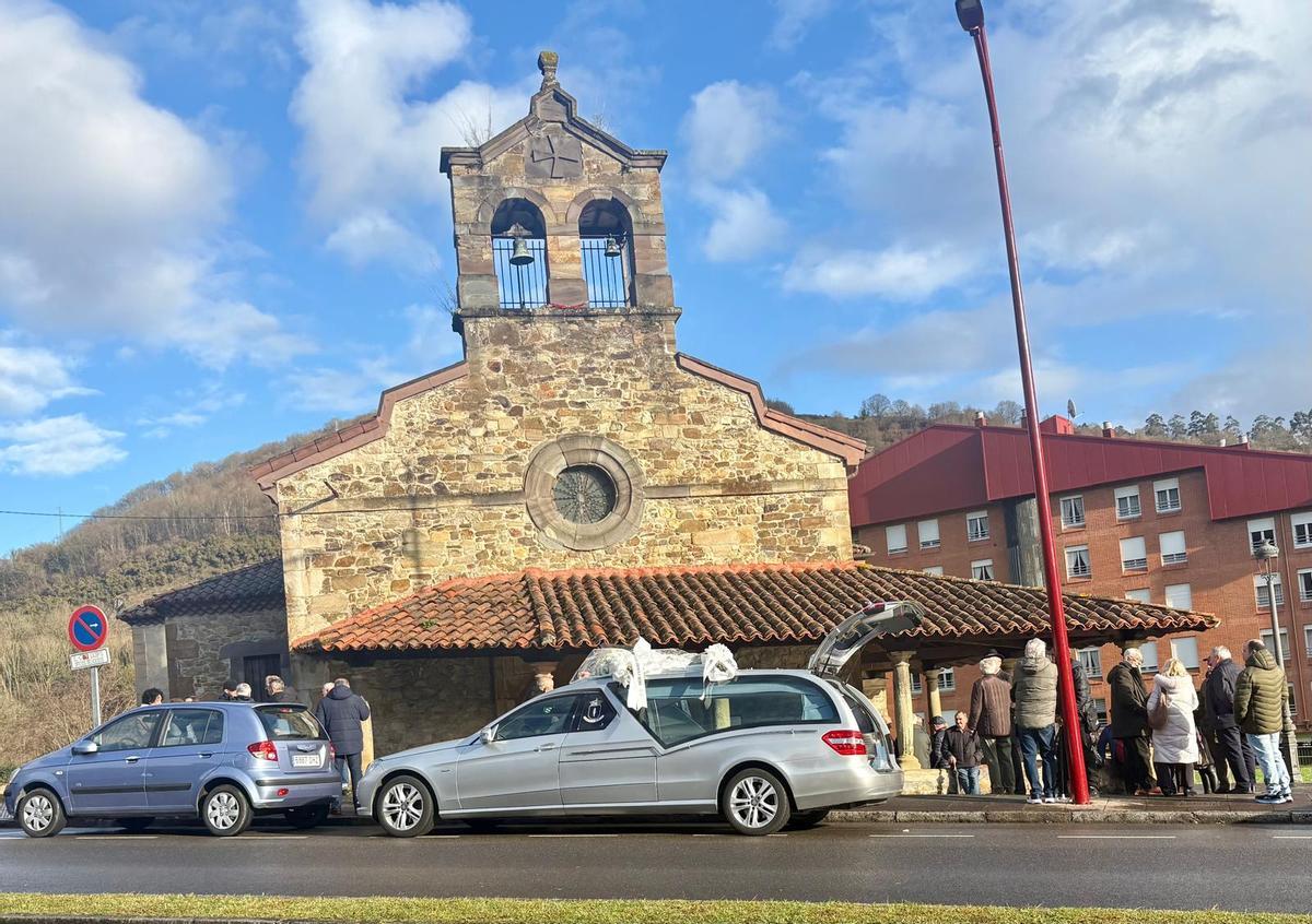 El coche fúnebre a las puertas de la iglesia de San Martín de Riaño durante el funeral por Benigno Lajo