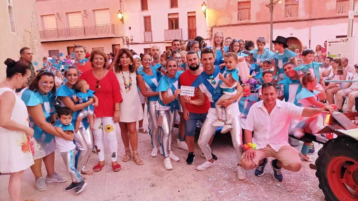 Veïns i veïnes d’Albalat dels Sorells, durant la cavalcada popular de les Festes Majors.