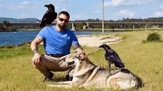 Vive con cuervos, halcones y perros: así es la sorprendente vida del gallego Anubis Dimitri y su lucha por salvar a los animales
