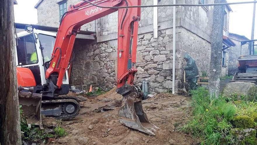 Una de las obras de saneamiento en ejecución, en el Concello de Valga. // Cedida