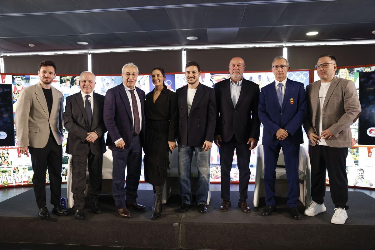 El presidente del COE, Alejandro Blanco 3(i) durante el acto de despedida del exkarateca español Damián Quintero (4d), subcampeón olímpico en Tokio 2020, que se retiró en noviembre pasado, este martes.