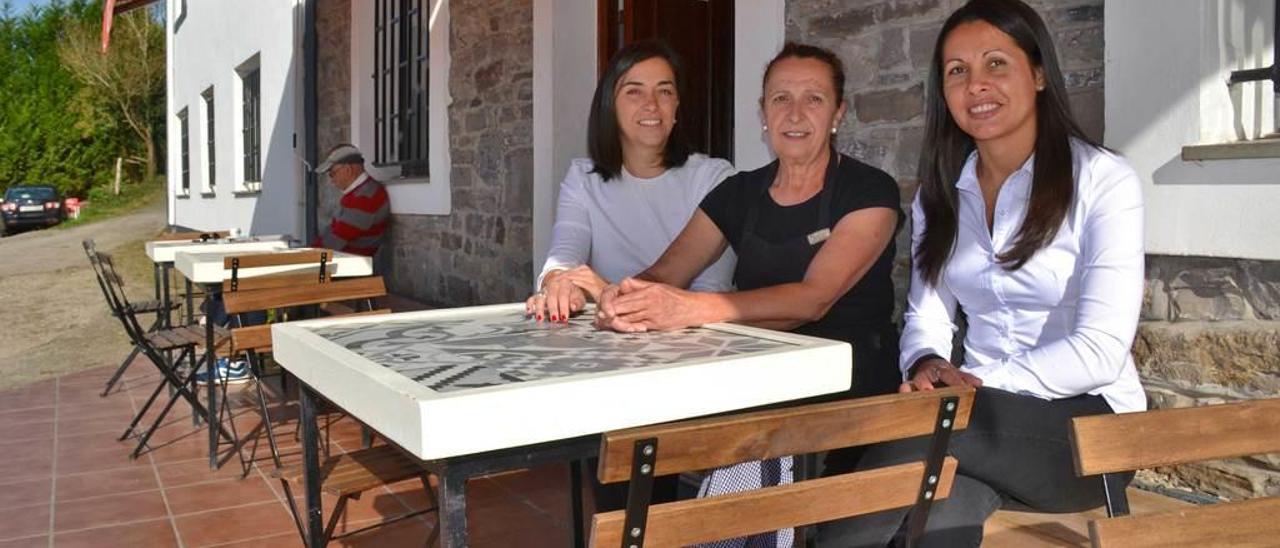 Por la izquierda, María Alonso, Azucena Solís y Romina Medina sentadas en la terraza soleyera del establecimiento.