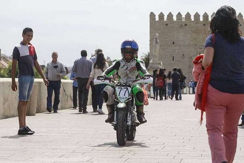 Las motos toman el puente Romano.