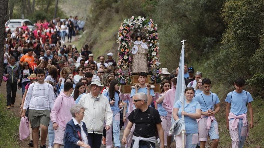 La ‘barranquera’ vuelve a Cabanes desde les Santes en una multitudinaria romería