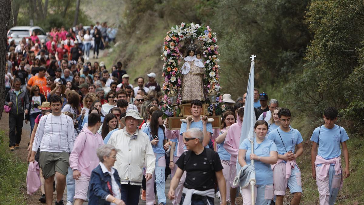 Cientos de personas participaron en el esperado traslado de la Mare de Déu del Bon Succés a Cabanes, donde permanecerá has la Pascua de Pentecostés.