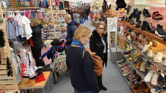 Una vista de los puestos instalados en la feria. // G. Santos