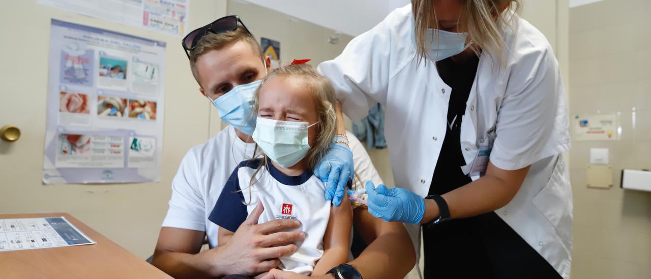 Vacunación de niños pequeños frente a la gripe en el centro de salud Fuensanta de Córdoba capital.