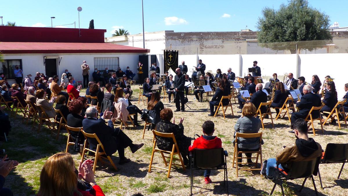 La AM Nuestra Señora de la Soledad abrió en el patio de la parroquia de La Puebla el programa de conciertos de marchas procesionistas