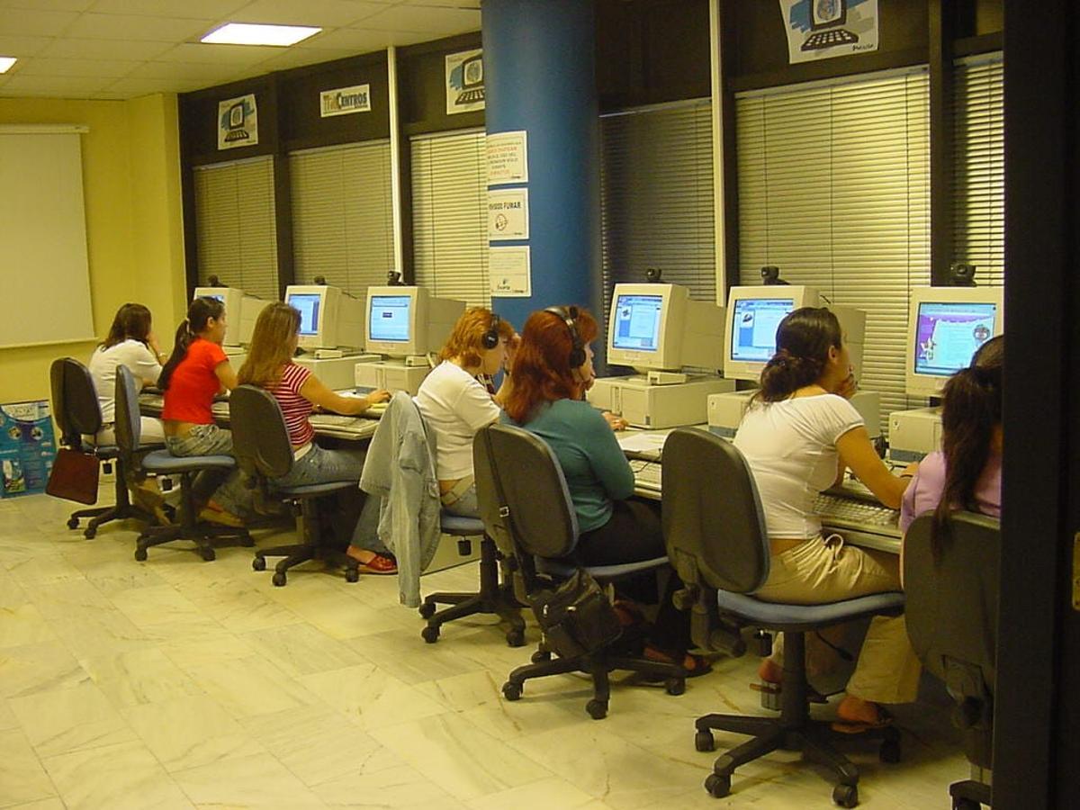 Una imagen de usuarios en el año de apertura de Telecentro.