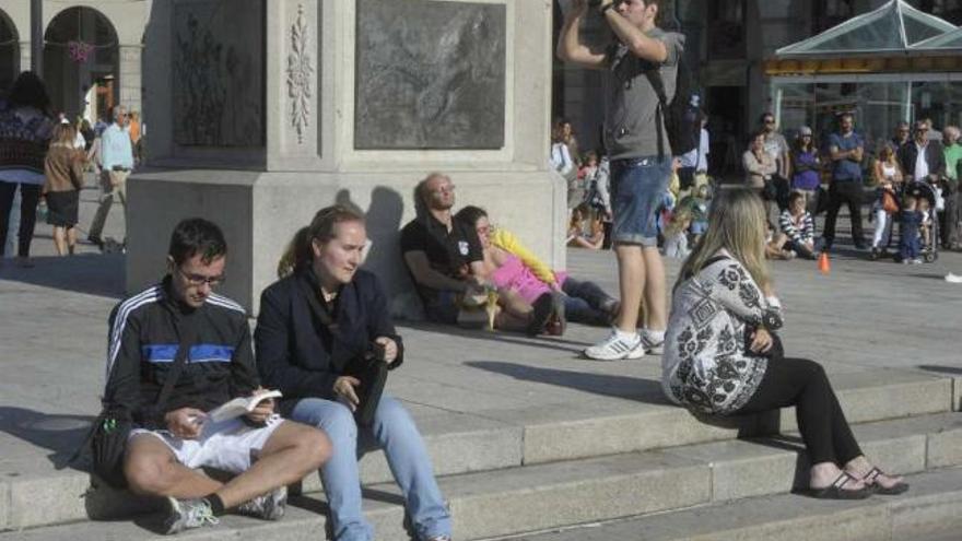 Turistas, en la plaza de María Pita. / victor echave