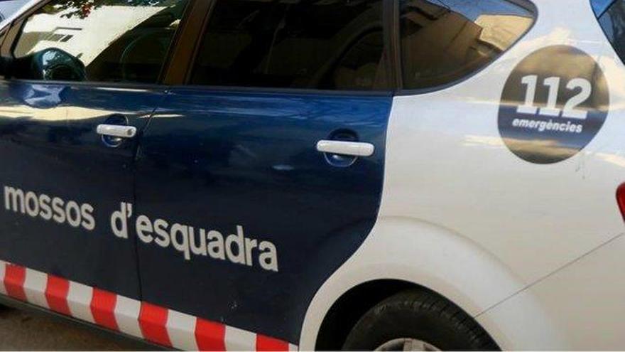 Mueren dos personas en un coche estacionado en Barcelona