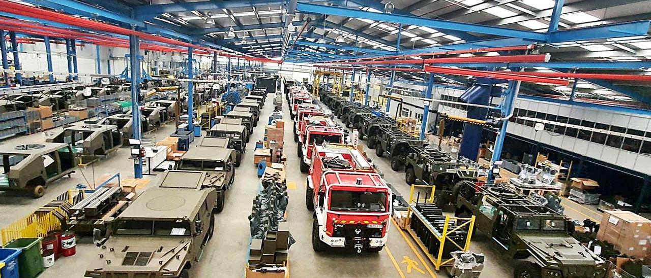 Vehículos militares para Portugal y camiones motobomba para la Xunta, en la planta de Valga. |   //  UROVESA