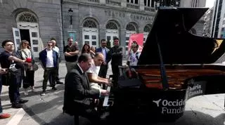 ¿Por qué hay pianos por las calles de Oviedo? Son ocho y esta es la razón