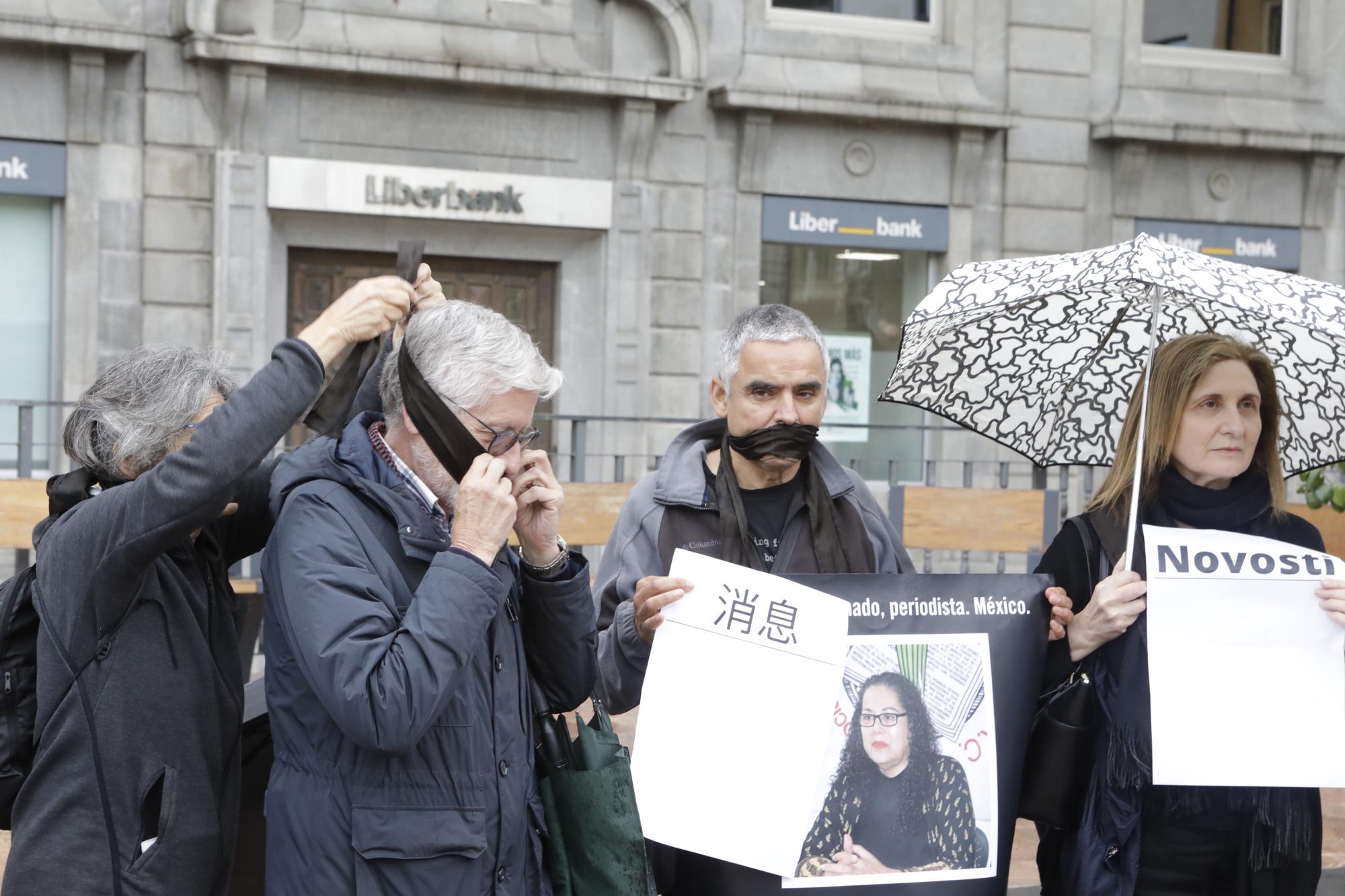 EN IMÁGENES: Así fue la concentración contra las persecuciones a periodistas en Oviedo