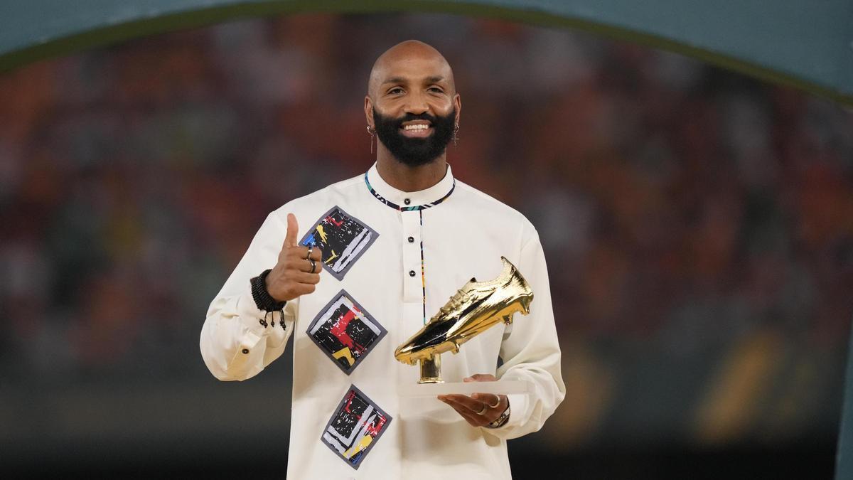 Emilio Nsue, con el trofeo de máximo goleador de la Copa África.