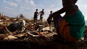 Filipinas eleva a supertifón a la tormenta Man-yi y evacúa a más de 100.000 personas
